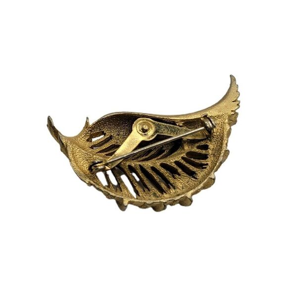 VINTAGE STATEMENT UNMARKED BRUSHED GOLD TONE CURLED FEATHERED LEAF BROOCH DETAIL - Picture 6 of 6
